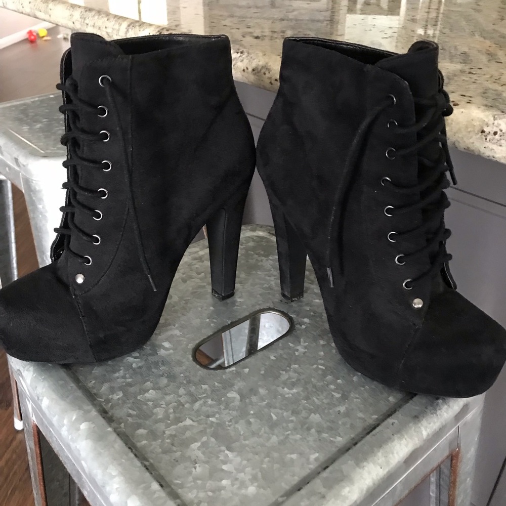 Platform black booties 🖤